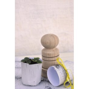 Pot maker. Egetr. FSC mrket tr. Diameter: 4 cm.