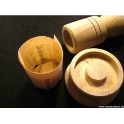 Pot maker. Egetr. FSC mrket tr. Diameter: 4 cm.