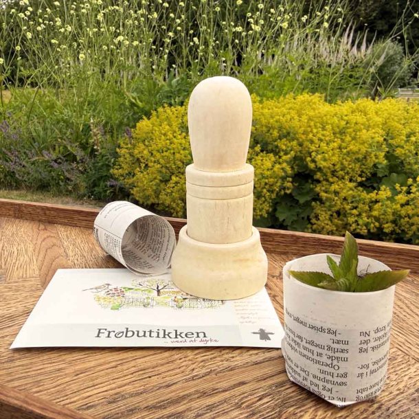 Pot maker. FSC m�rket tr�. Diameter: 4,5 cm.