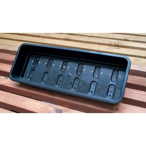 Spirekasse. Smal. Sort. Med huller.