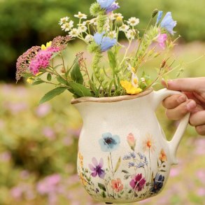 Vase med hank og blomster